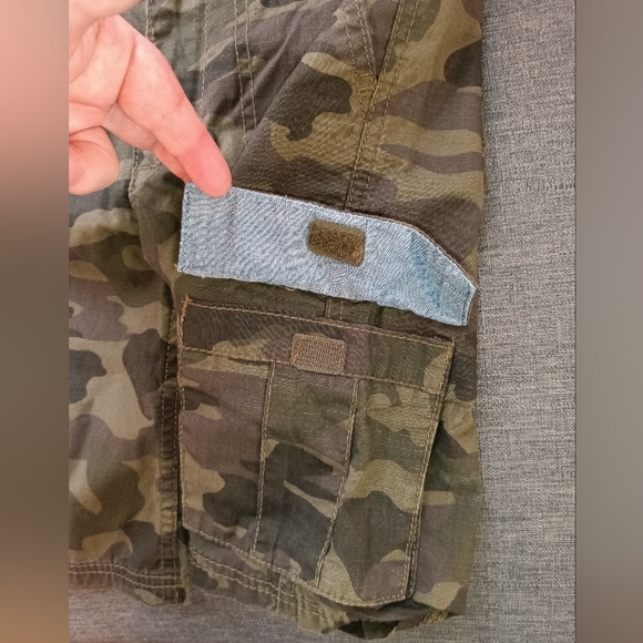 🆕 Levi's | Camouflage Relaxed Fit Cargo Shorts Boys Size 8 Waist 24 Adjustable - Picture 13 of 15